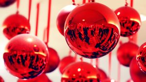 For Black Friday, shoppers reflected in ornaments (© Don Emmert/Getty Images)(Bing United States)