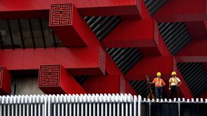 2010年上海世博会，站在中国馆屋檐下的建筑工人 (© TAO IMAGES/Age Fotostock)(Bing China)