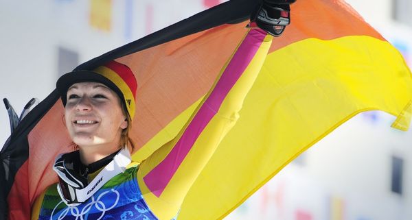 Die deutsche Skirennläuferin Maria Riesch feiert ihren Sieg bei der Super-Kombination der Frauen während der Olympischen Winterspiele in Vancouver am 18. Februar 2010