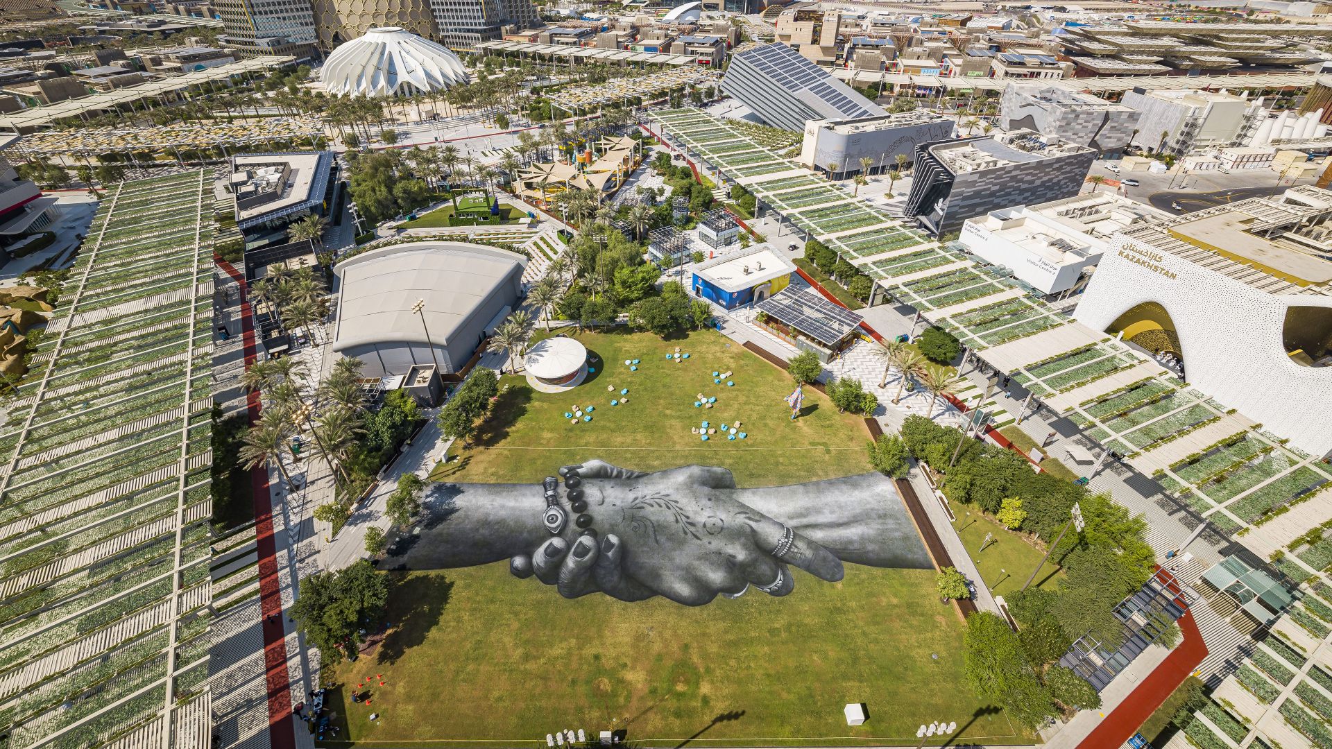 Installazione di land-art "Beyond Walls" di Saype a Expo 2020 Dubai, Emirati Arabi Uniti