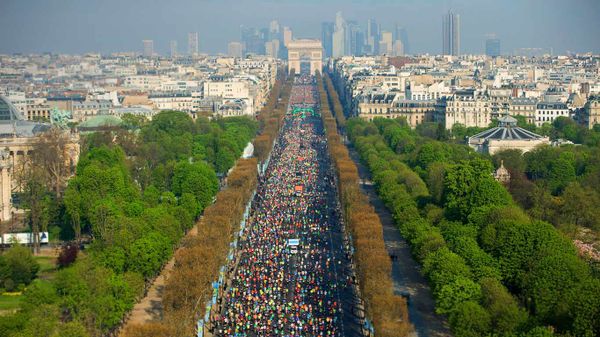 Athlètes participant au 39e marathon de Paris, le 12 avril 2015