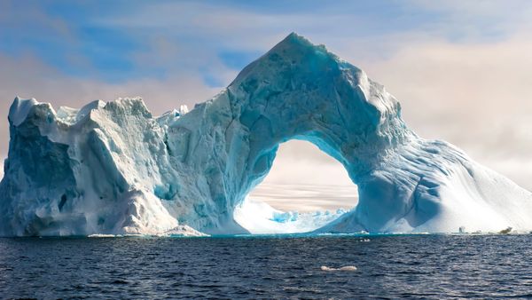 Arco naturale scolpito in un iceberg, Antartide