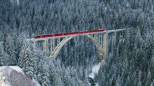 Train des Chemins de fer rhétiques passant sur le viaduc de Langwies, Suisse (© Werner Dieterich/Corbis)(Bing France)