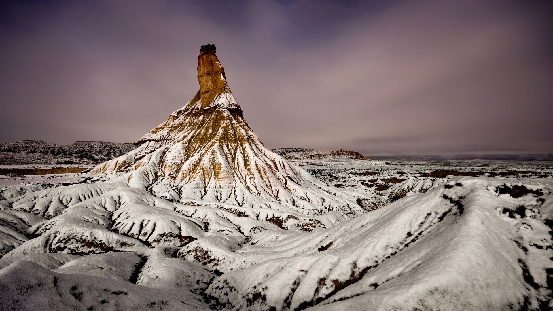 Pico Castildetierra cubierto de nieve en el Parque Natural de las Bardenas Reales, Valtierra, Navarra, España