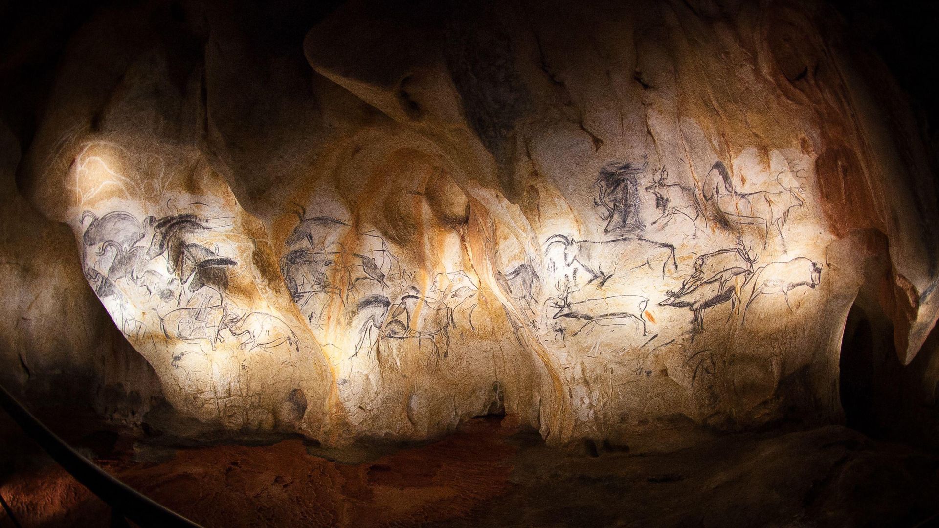 Lebensgroße Nachbildung der Chauvet-Höhlenmalereien in Vallon-Pont-d'Arc, Frankreich
