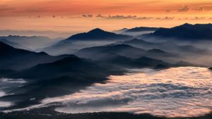 ｢夜明けの霧｣山梨, 山中湖 (© Jeff Matsuya/Getty Images)(Bing Japan)