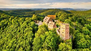 下莱茵省的胡内城堡，法国阿尔萨斯大区 (© Leonid Andronov/Alamy)(Bing China)