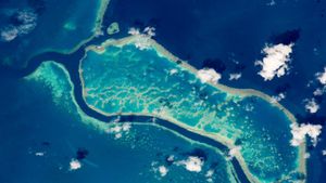Grande barrière de corail photographiée depuis la Station spatiale internationale (© NASA)(Bing France)
