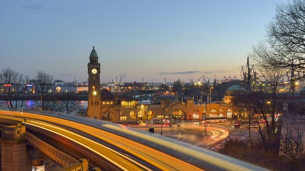 St. Pauli-Landungsbrücken bei Sonnenuntergang, Hamburg, Deutschland