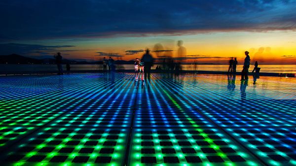 „Gruß an die Sonne“-Installation von Nikola Bašić, Zadar, Kroatien