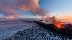 Tolbachik volcanoes on the Kamchatka Peninsula, Russia (© AirPano)(Bing United States)