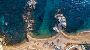 Vista aérea de Port Bo de Calella en la costa de Palafrugell, Gerona, Cataluña, España (© AlexKazachok2/iStock/Getty Images Plus)(Bing España)