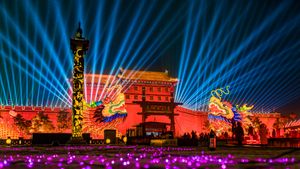 灯光秀点亮夜幕中的西安城墙，中国春节 (© Eastimages/Getty Images)(Bing China)