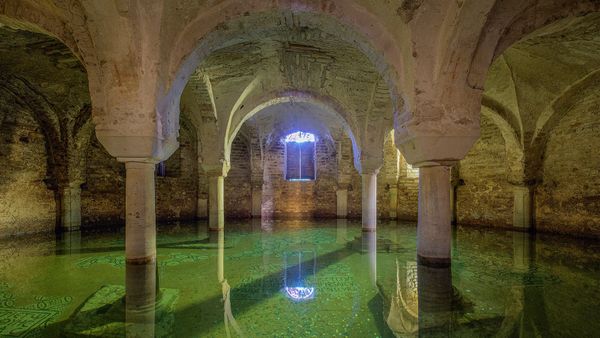 Cripta allagata, Basilica di San Francesco, Ravenna, Italia