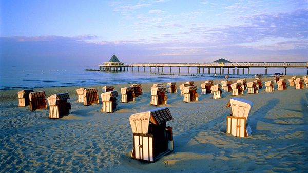 Strandkörbe und Seebrücke im Ostseebad Heringsdorf auf der Insel Usedom, Mecklenburg-Vorpommern, Deutschland