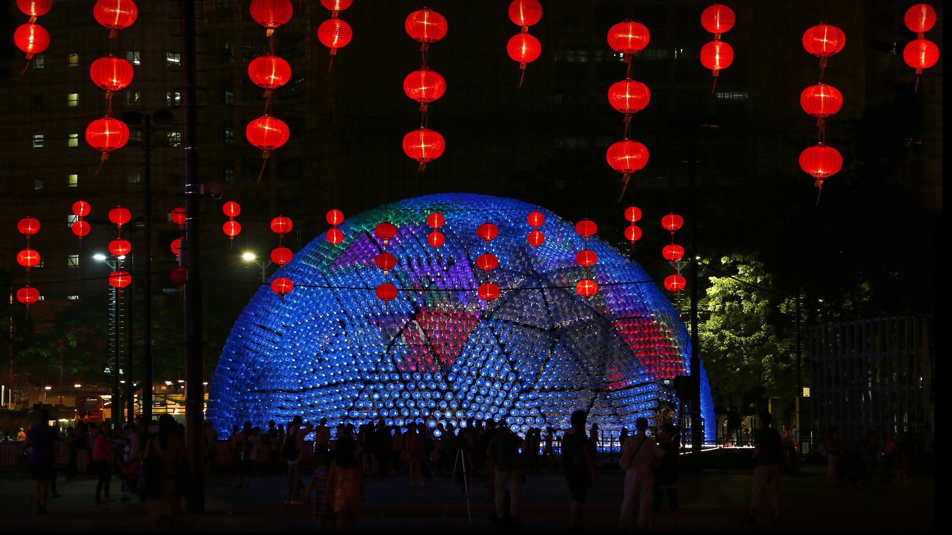 \'Rising Moon\' lantern to celebrate the Mid-Autumn Festival in Hong Kong\'s Victoria Park