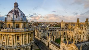 Radcliffe Camera und All Souls College, Universität Oxford, England (© atiger/Shutterstock)(Bing Deutschland)