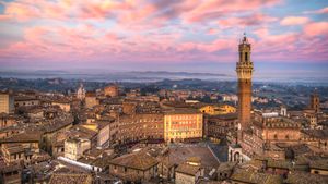 Paesaggio di Siena al tramonto, con Piazza del Campo e Torre del Mangia (© Hani Santosa/Getty Images)(Bing Italia)