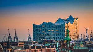 Luftaufnahme der Elbphilharmonie in Hamburg (© Michael Abid/Alamy)(Bing Deutschland)