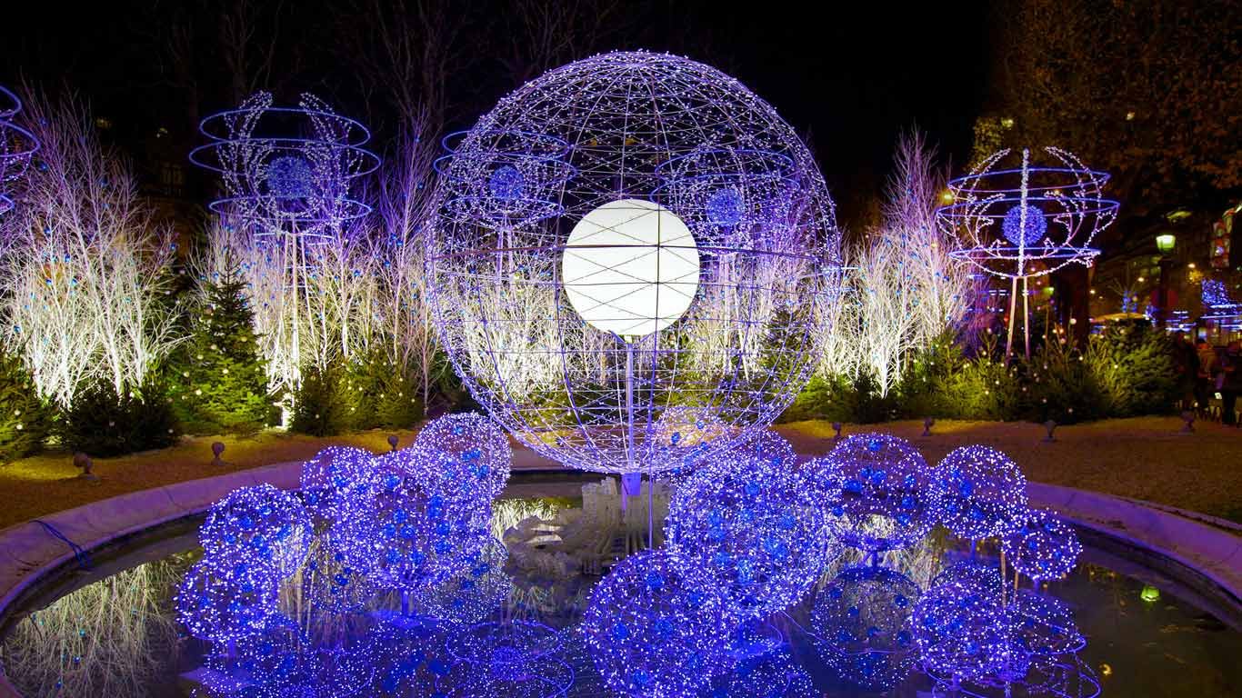 Christmas decorations on the Avenue des Champs-Élysées, Paris, France