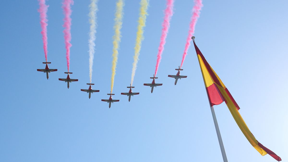 La Patrulla Águila sobrevuela durante el Desfile Militar del Día Nacional, Madrid, España