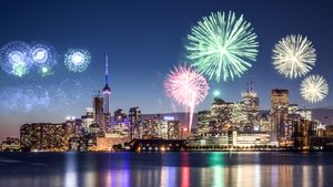 New Year's Eve fireworks in Toronto (© LeoPatrizi/Getty Images)(Bing Canada)