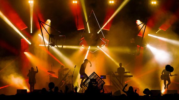 Un groupe de rock sur scène pendant l’édition 2017 du Festival Rock en Seine, Domaine de Saint-Cloud