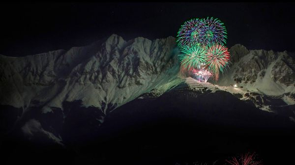 新年前夕的烟花，奥地利诺德凯特山脉
