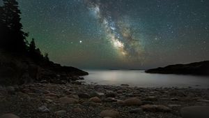阿卡迪亚国家公园上空的银河系，美国缅因州 (© Harry Collins/Getty Images)(Bing China)