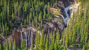 辛华达峡谷的瀑布，贾斯珀国家公园，加拿大 (© Delpixart/Getty Images)(Bing China)