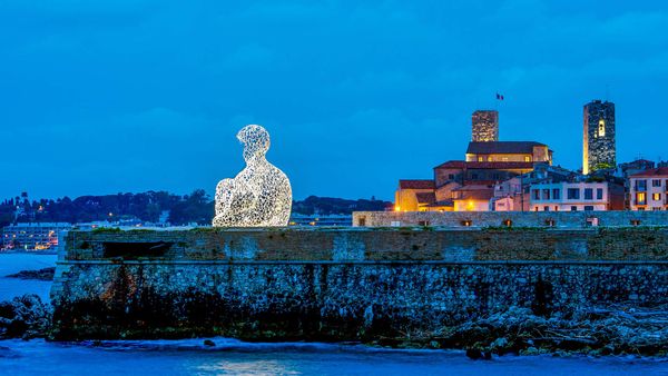 Sculpture créée par l\'artiste Catalan Jaume Plensa intitulée \"Nomade\", vieille ville d\'Antibes, Alpes-Maritimes