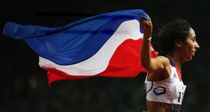 Assia El Hannouni of France célèbre sa victoire après la finale du 400 m féminin T12 malvoyant, le 4 septembre 2012 dans le stade olympique de Londres, Royaume-uni (© Hannah Johnston/Getty Images) &copy; (Bing France)