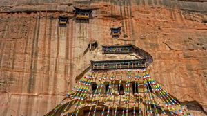 马蹄寺风景区内的马蹄寺和石窟，中国甘肃省 (© Ana Flašker/Alamy)(Bing China)