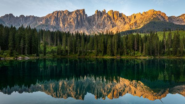 Il Lago di Carezza nelle Dolomiti all'alba, Bolzano, Italia