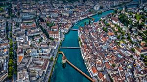 Vue aérienne du Kapellbrücke traversant la rivière Reuss à Lucerne, Suisse (© Neleman Initiative/Gallery Stock)(Bing France)