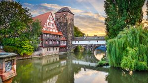Weinstadel und Wasserturm am Ufer der Pegnitz, Nürnberg, Bayern, Deutschland (© SeanPavonePhoto/Getty Images)(Bing Deutschland)