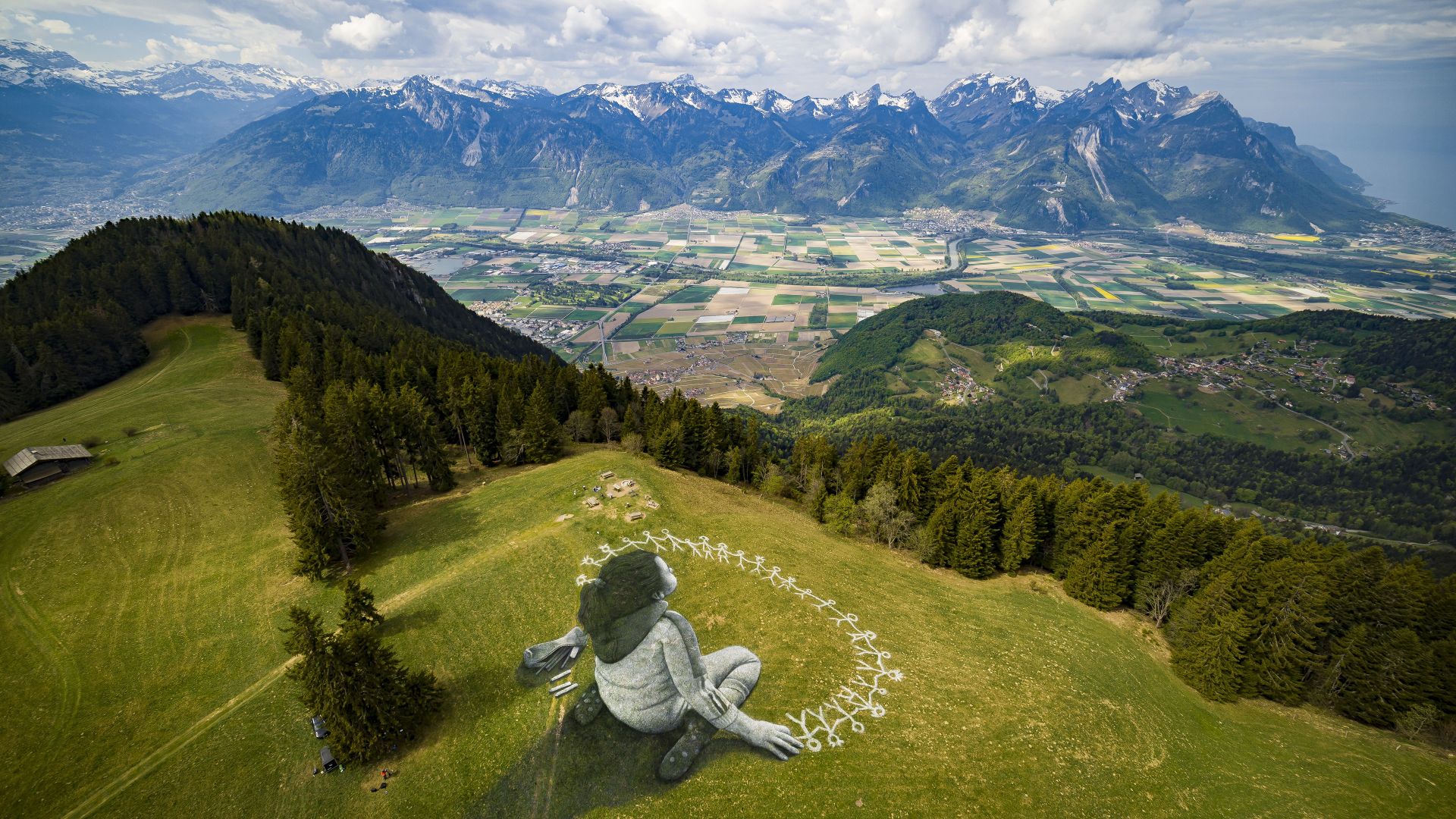Dipinto gigante di land art “Beyond Crisis” di Saype, Leysin, Svizzera