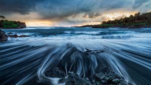 怀阿纳帕纳帕州立公园的黑沙滩，茂宜岛，夏威夷，美国 (© Matt Anderson Photography/Getty Images)(Bing China)